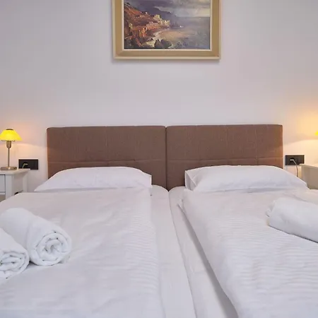 Apartment Fuer 4 Personen Ca- 80 M² In Split- Dalmatien - Gespanschaft Split-Dalmatien By Interhome Appartement