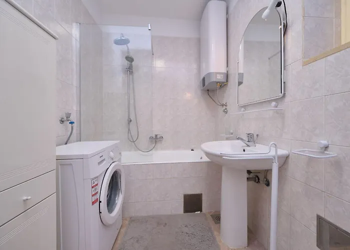 Apartment Fuer 4 Personen Ca- 80 M² In Split- Dalmatien - Gespanschaft Split-Dalmatien By Interhome * Split